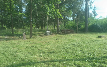 «Musimy kosić kilka razy w sezonie». Trwa letnie porządkowanie cmentarzy