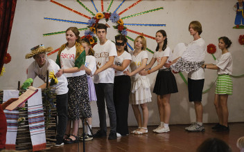 Uczestnicy Letniej Szkoły Języka Polskiego w Kostiuchnówce wystawili «Rzepkę»