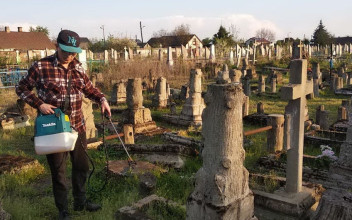 У Ковелі бур’яни навколо польських поховань обробили хімікатами