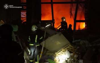 Uszkodzono budynki mieszkalne i przedsiębiorstwa. W nocy Rosja ostrzelała Tarnopol