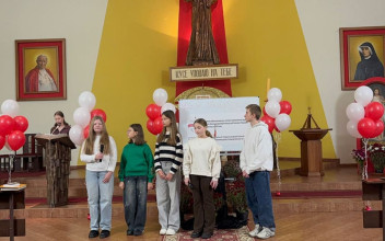 Uczniowie sobotniej szkoły w Kostopolu przestawili inscenizację na temat niepodległości