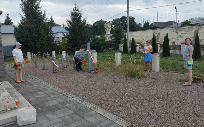 Польське товариство з Тернополя прибрало територію навколо каплиці-мавзолею у Зборові