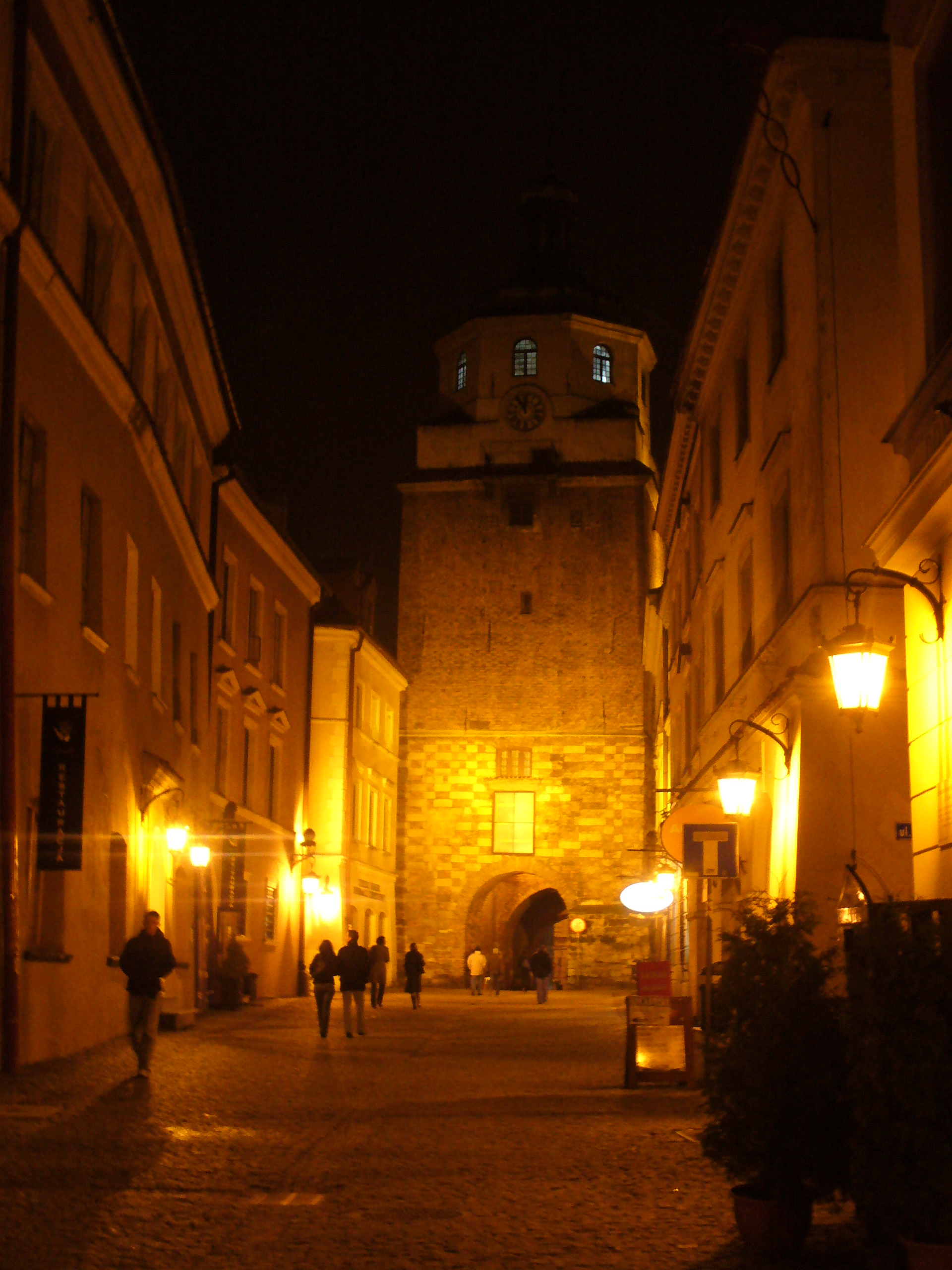 15_brama_krakowska_noca