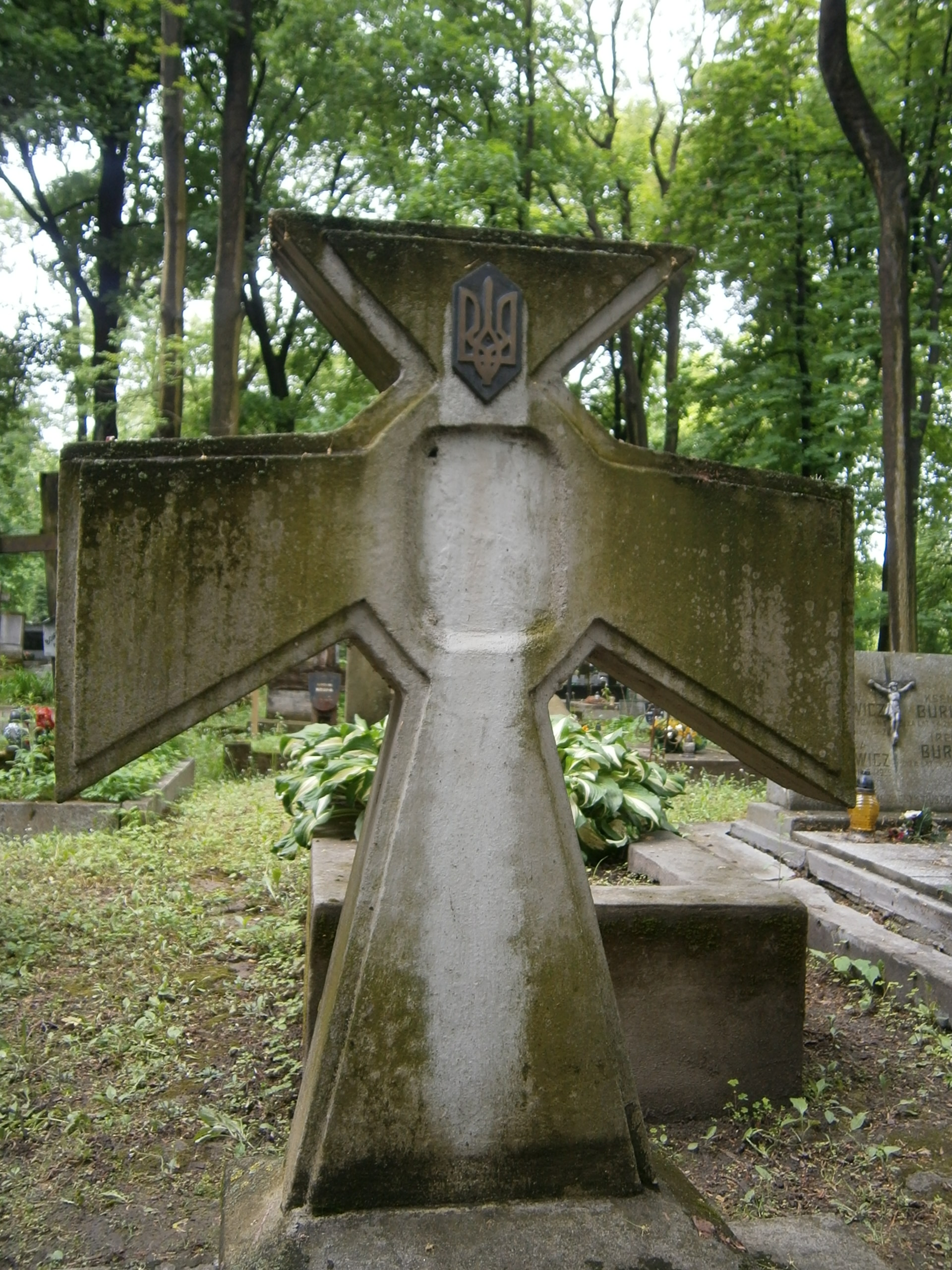 19_cmentarz_przy_ul_lipowej_ukrainski_nagrobek