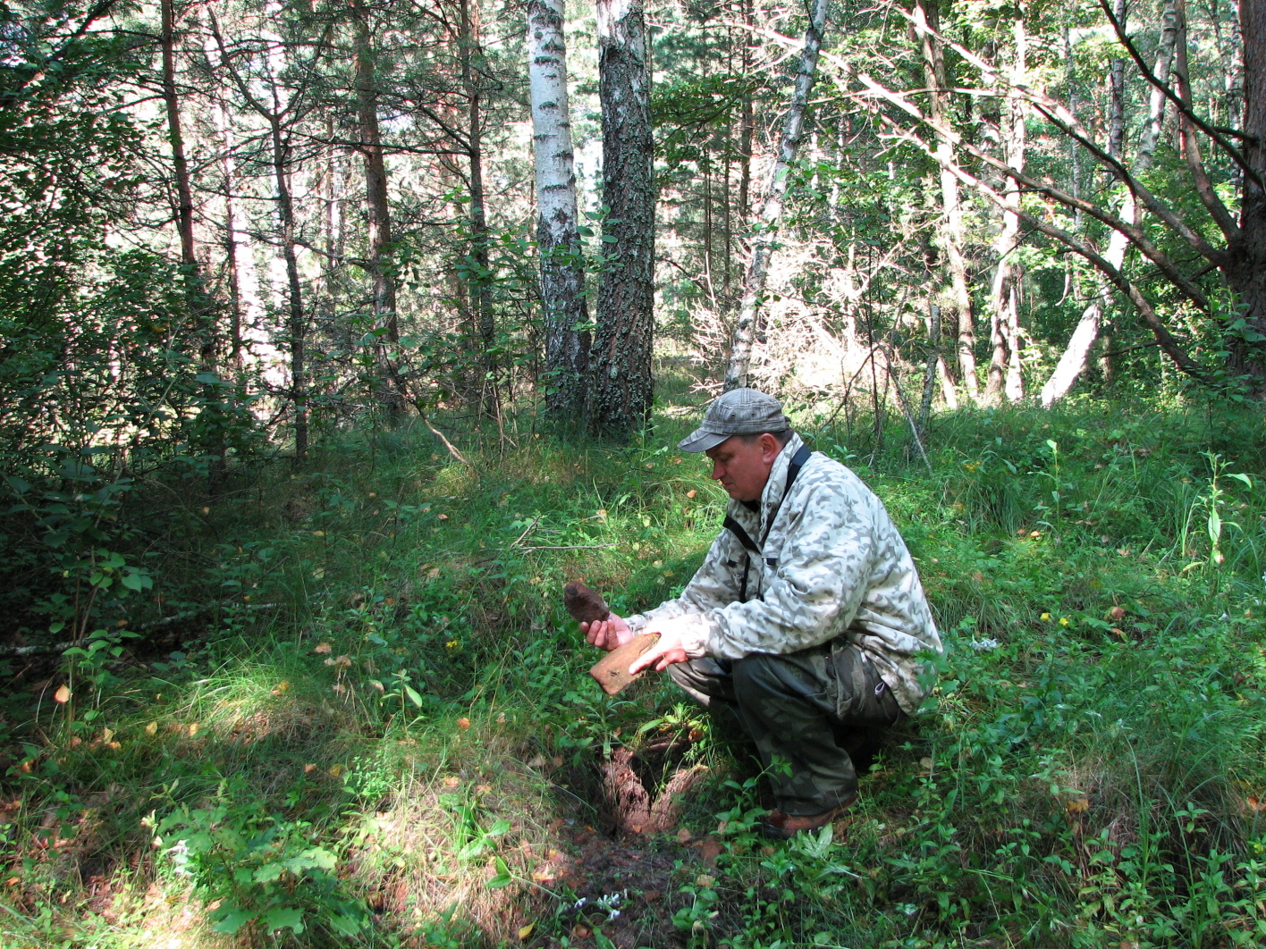Я вигрібаю шматки цеглин від печі та димаря. Дім побудували в 1937 р.