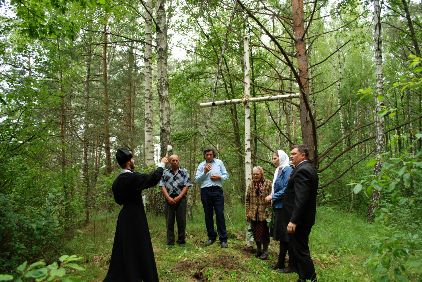 Krzyż poświęcił o. Mikołaj Wołodymirowicz Hałuha z Huty Stepańskiej.