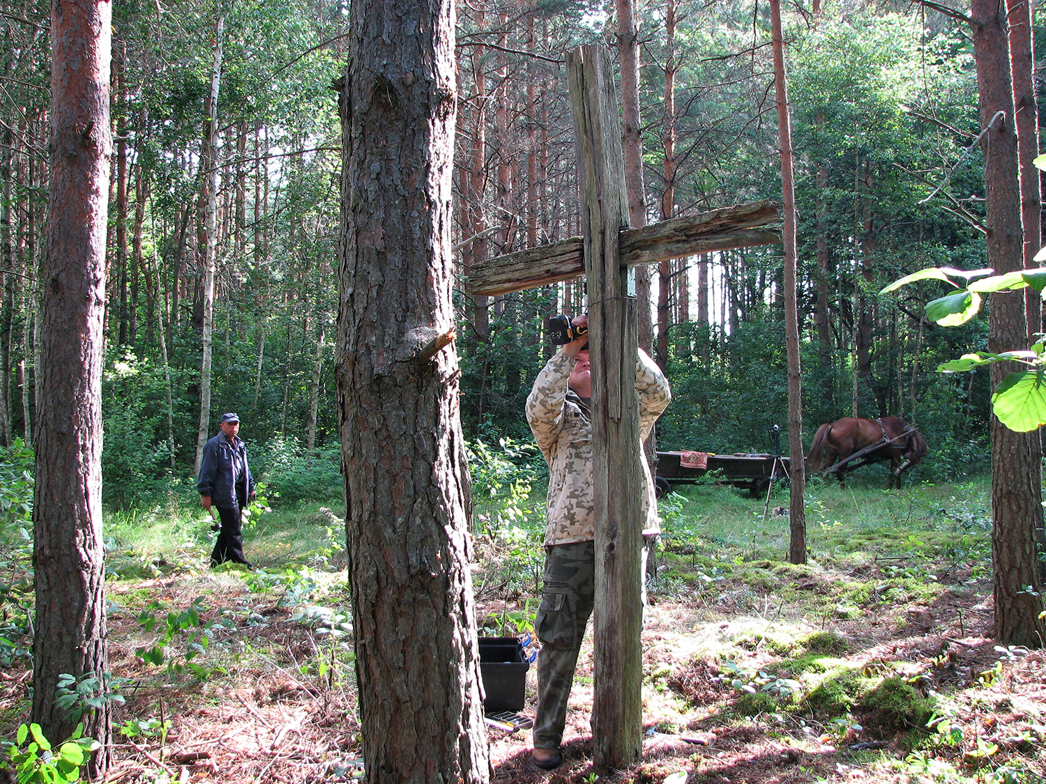 Наступного разу, коли я був у Ромашковому, зміцнив хрест металевими вставками.