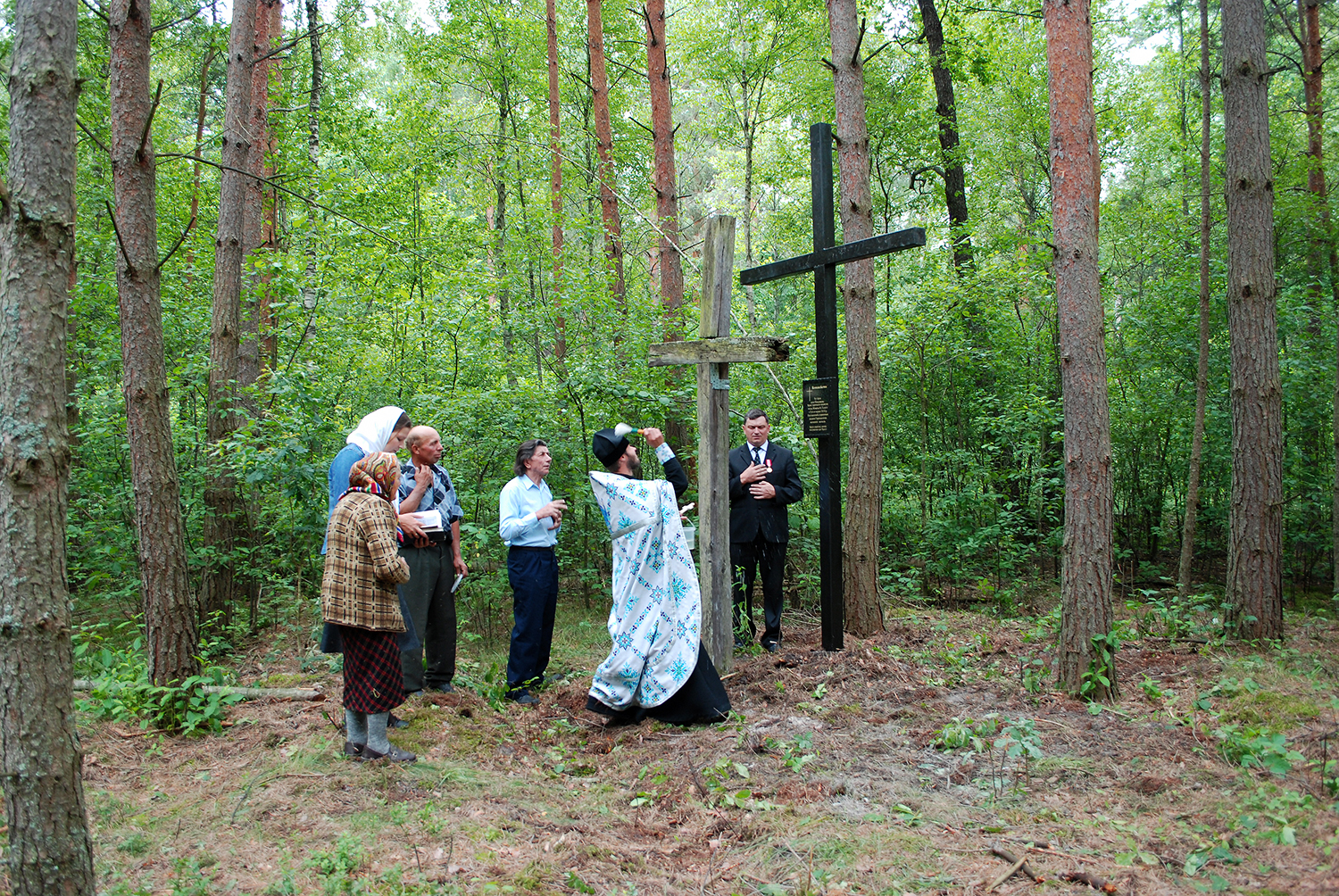 Хрест під спів невеличкого церковного хору освятив отець Микола Володимирович Галуга з Гути.