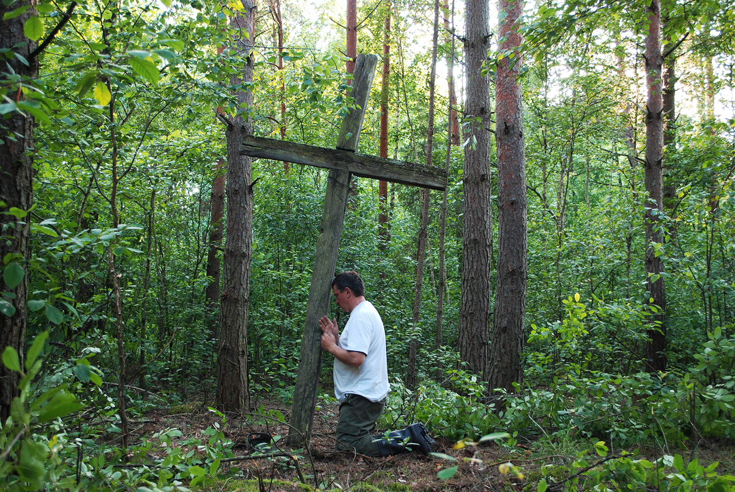 Krzyż przedwojenny był całkowicie zarośnięty, nie mogliśmy Go odnaleźć, mimo że jest kilka metrów od drogi. To jest już widok po wycięciu zarośli.