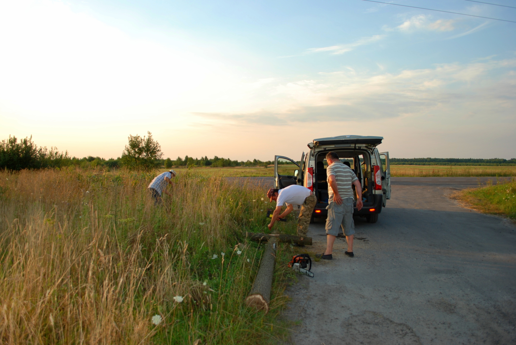 Przy samej drodze wykonujemy krzyż dębowy.