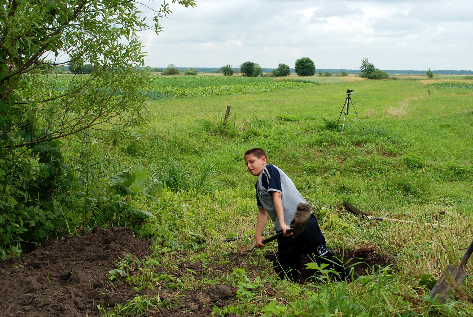 Mój syn Oskar Horoszkiewicz pomaga kopać dół pod krzyż.