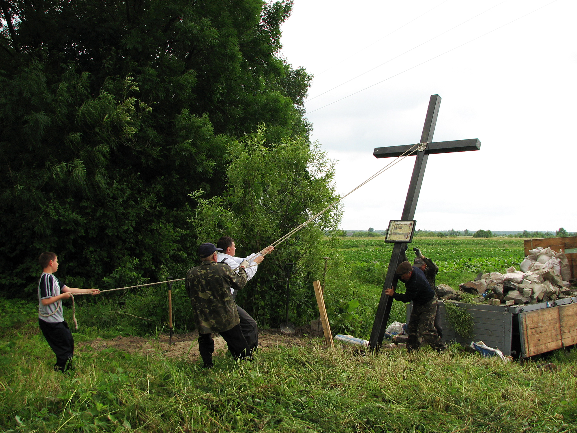 Stawiamy krzyż. Pozwolenie od właściciela gruntu otrzymaliśmy po krótkiej rozmowie, poparci przez sołtysa. W ten sam dzień Ukraińcy w centrum wsi stawiali piękny krzyż dębowy, dziwny zbieg okoliczności.