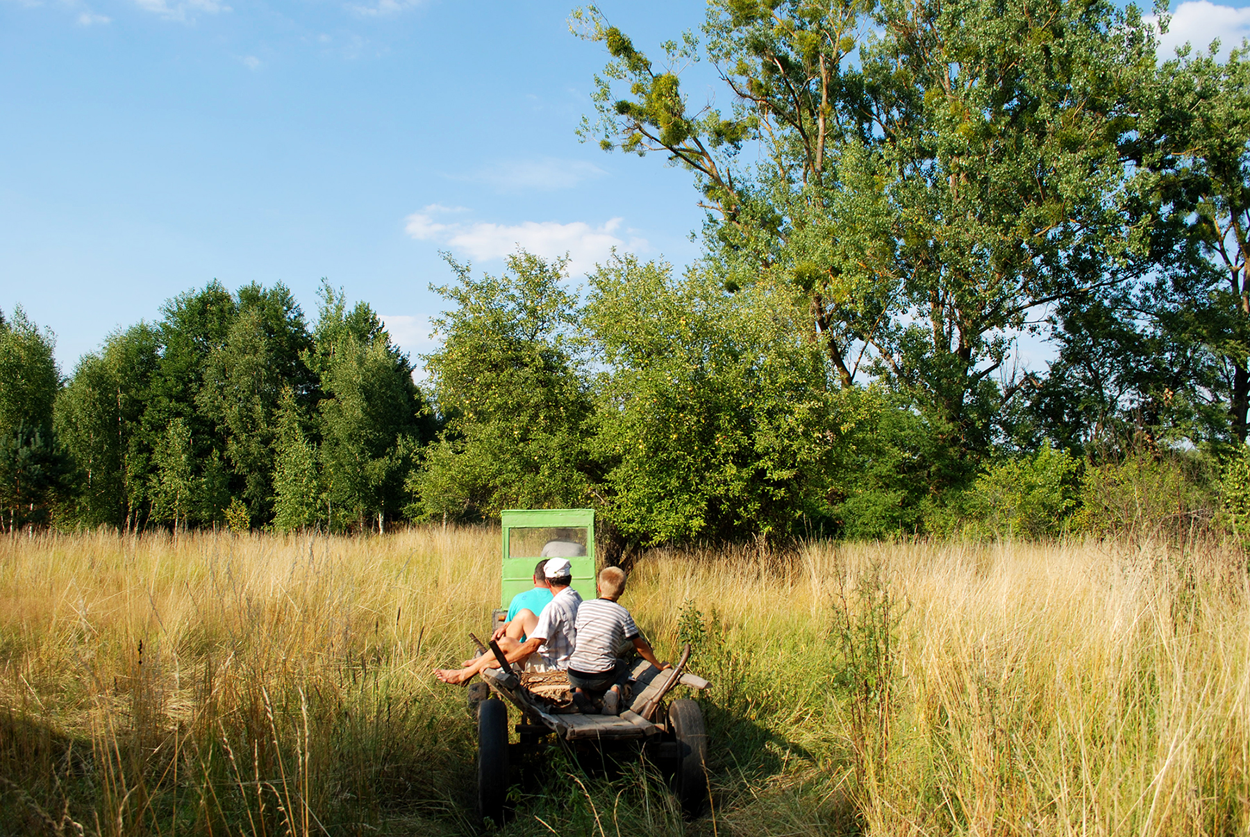 В’їжджаємо на місце хати в Грабіні, де до 70-х рр. жив самотній українець Максим.