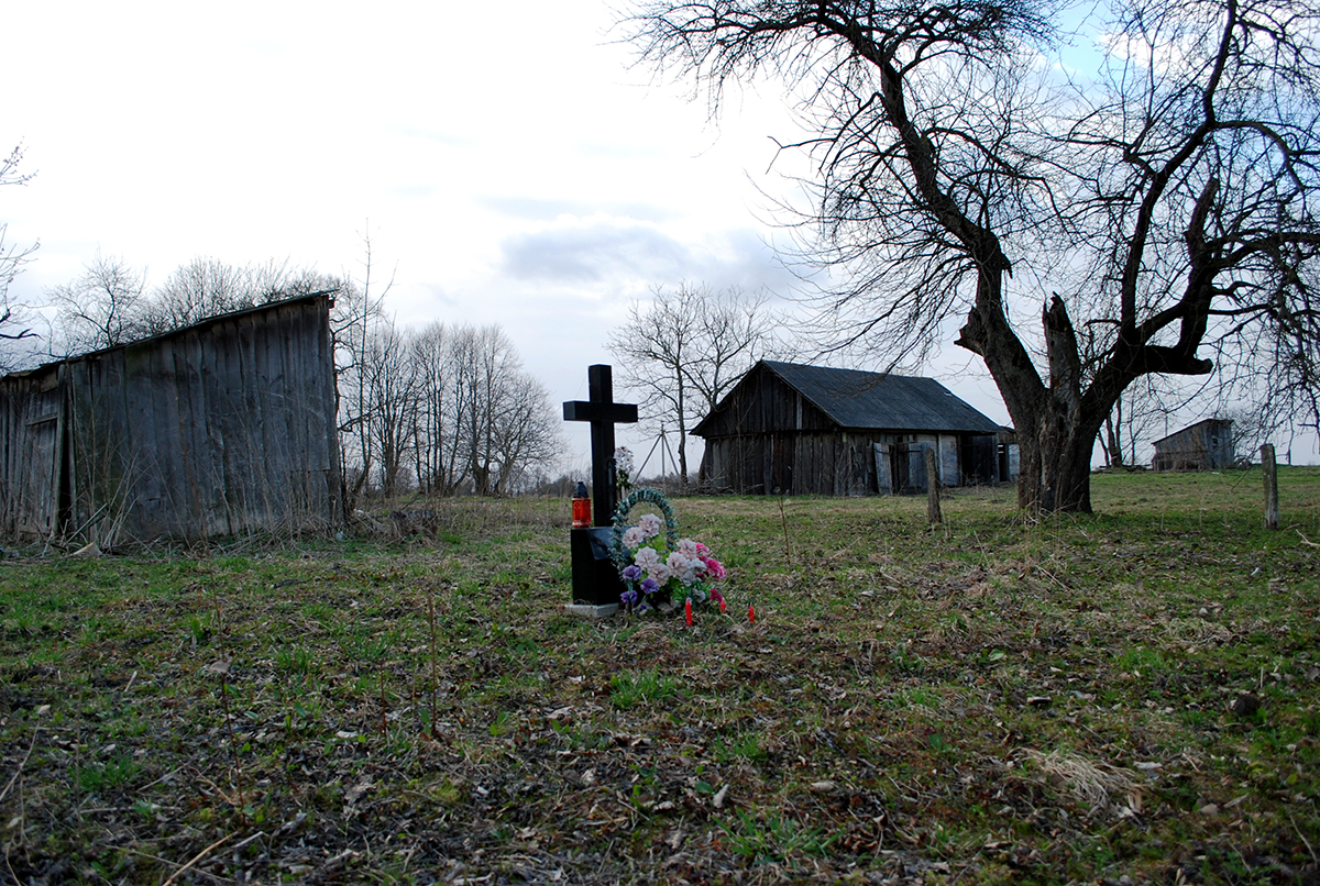 У Холоневичaх одразу за маєтком Керна стоїть невеличкий хрест на знак пам’яті про тих, кого вбили і вкинули до криниці.