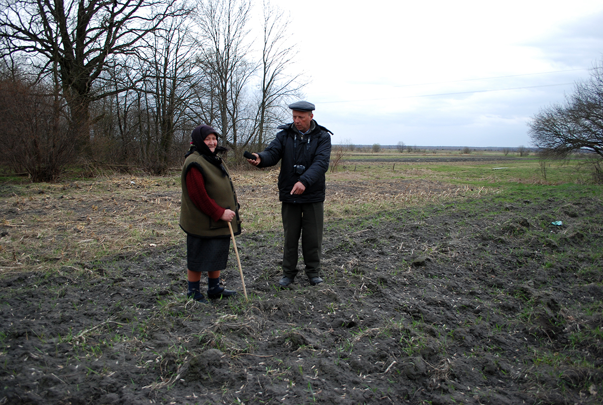 Kiedy poznałem panią Natalię Słuczyk, wyjaśniła mi, że studnia była w tym miejscu, nie tam, gdzie stoi krzyż. Wskazała właściwe miejsce.
