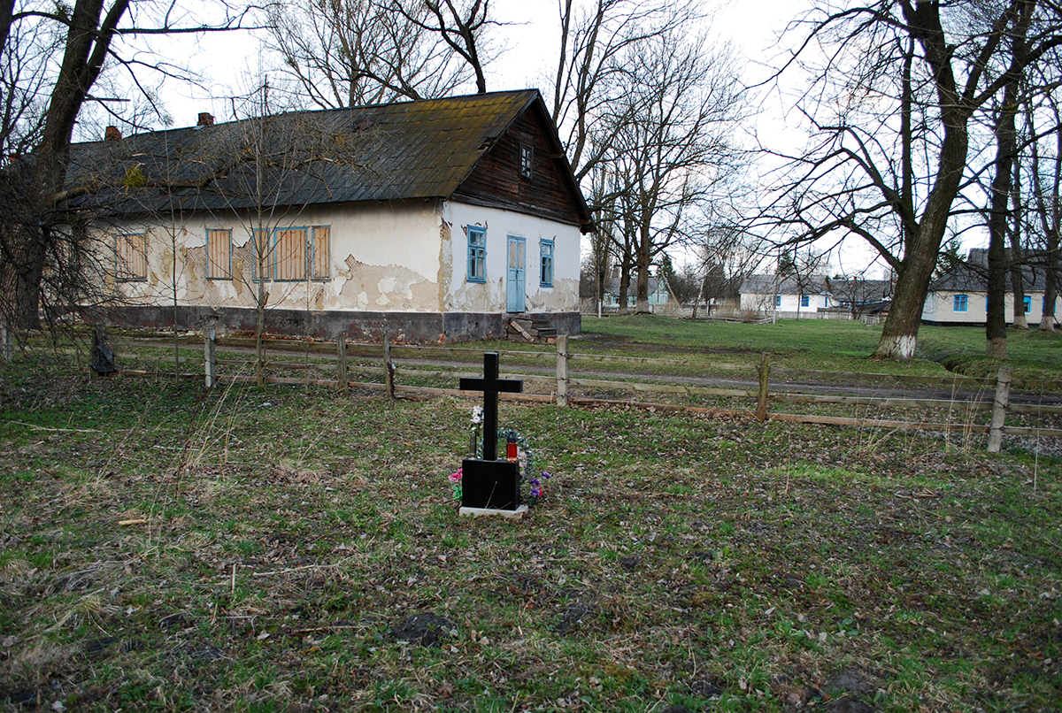 Kto postawił krzyż, nie udało mi się ustalić. Mówią, że ktoś tu przyjeżdża i pali świeczki.