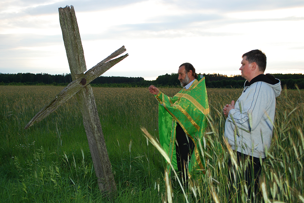 Ojciec Stepan Dymitrowicz Szomonka ze Stepania modli się pod krzyżem.