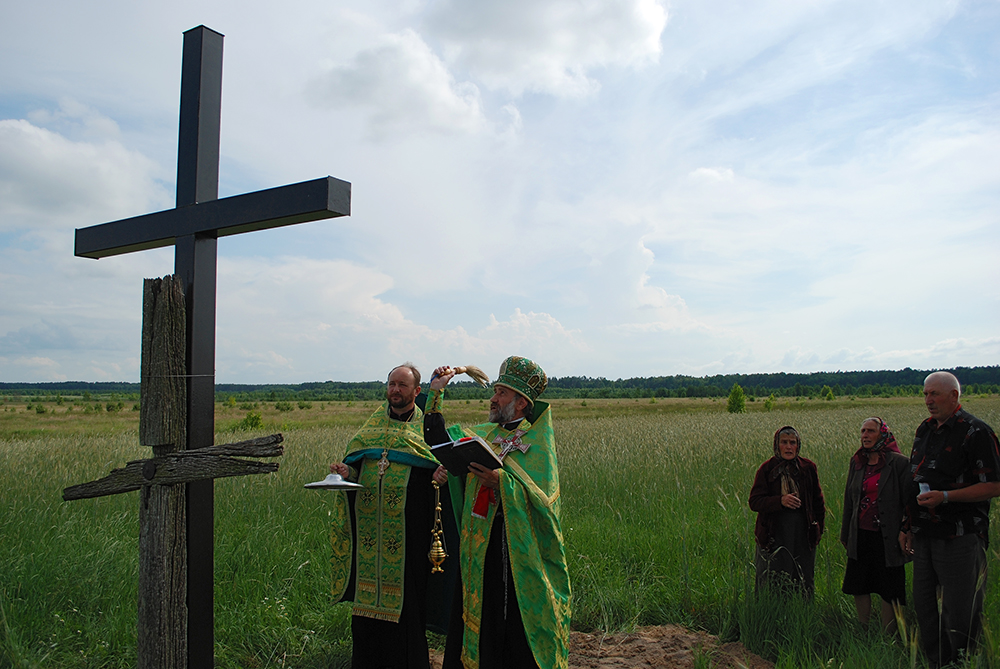 Krzyż w czerwcu 2013 r. poświęcił o. Stepan Szomonka ze Stepania i o. Wasyl Lazarczuk z Mydzka Wielkiego przy udziale małego chóru cerkiewnego. Ks. Władysław Łukasiewicz z Sarn nie mógł wziąć udziału we wspólnym poświęceniu krzyża, ponieważ był wtedy