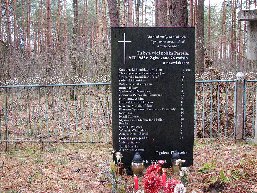 Пам’ятна дошка, встановлена поляками.