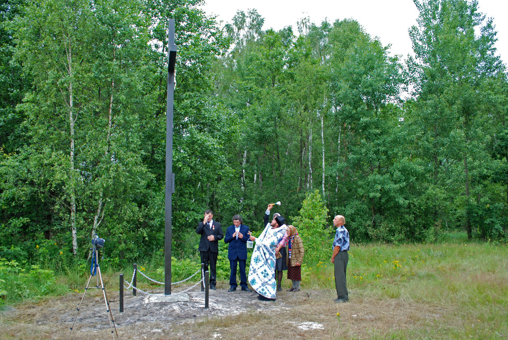 Хрест урочисто освятив отець Микола Володимирович Галуга з Гути в супроводі церковного хору.