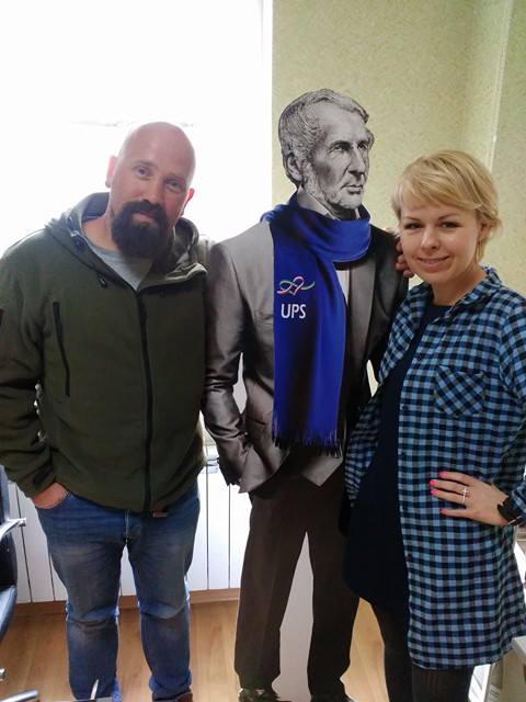 Юрій Журавель та Ева Маньковська біля фігури Томаша Падури