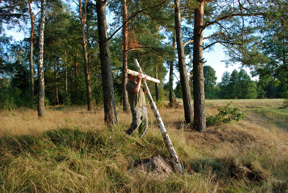 Na skraju Ostrówek stawiamy krzyż. Mikołaj Fedorowicz powiedział: «postaw krzyż tu, gdzie był mój dom». 