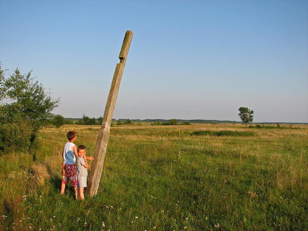 Мої сини Оскар і Давид біля хреста. Біля лісу були Ляди, а Омелянка – справа.