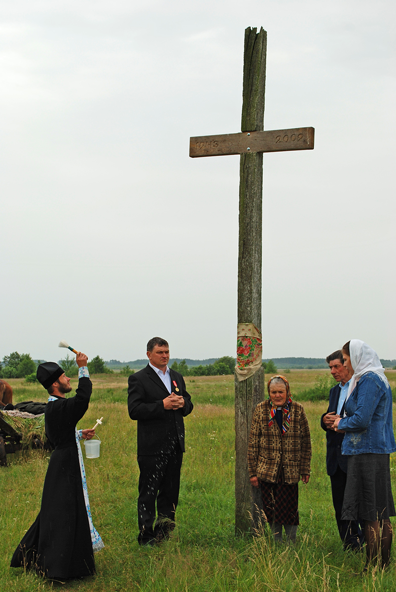 Хрест урочисто освятив отець Микола Володимирович Галуга з Гути.