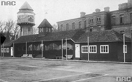 Колишні тенісні корти з будинком Військового спортивного клубу