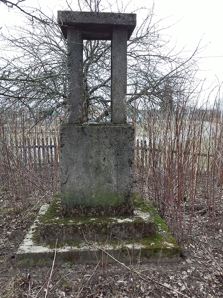 Cokół, na którym stała figurka Matki Bożej. W miejscu, gdzie stoi, jest obecnie podwórko budynku mieszkalnego.