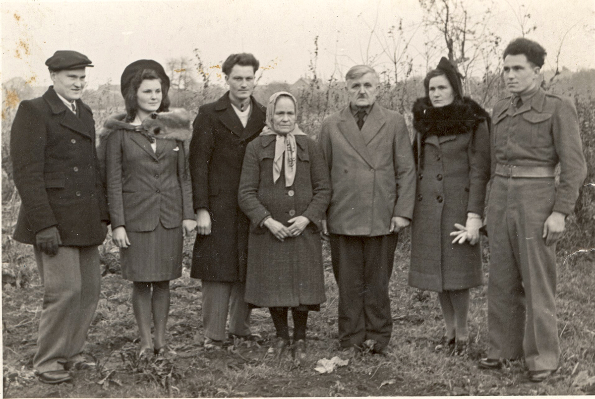 Родина Ципріанa Лібери. Зліва направо: Юзеф, Юзефа, Ян, Броніслава, Павел, Станіслава, Владислав. Фото з архіву Гжегожа Наумовича.