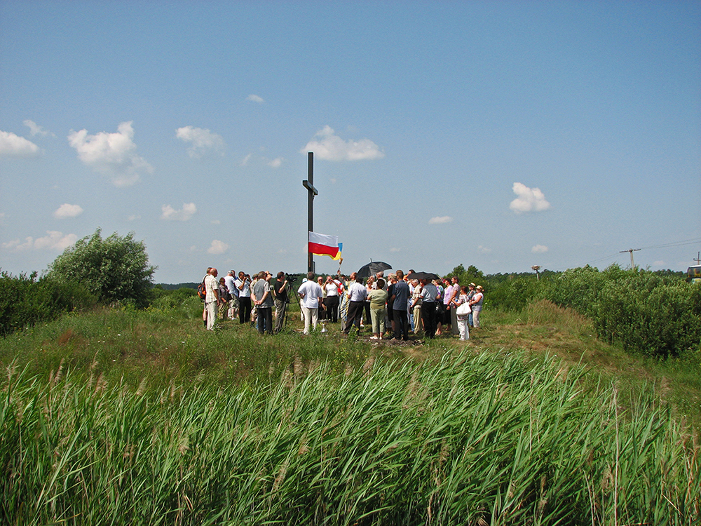 Хрест урочисто освятили отці Василь Лазарчук і Владислав Лукашевич.