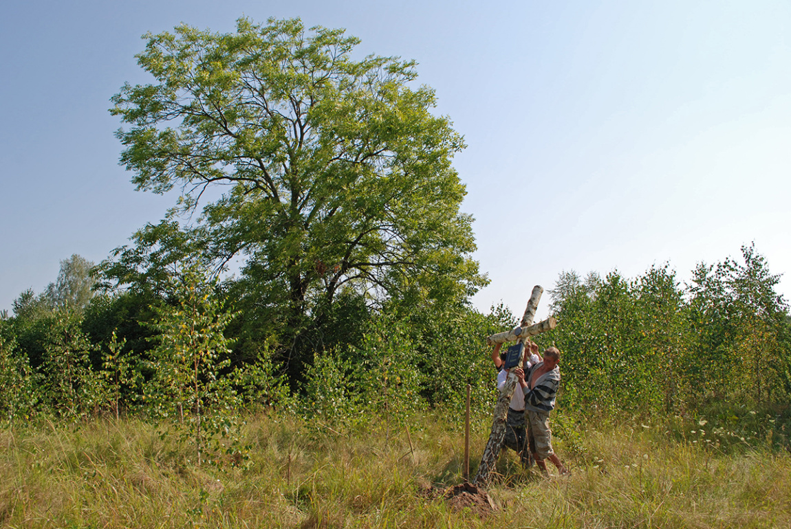 Піднімаємо хрест. Коли копали під нього яму, натрапили на шматки цегли.