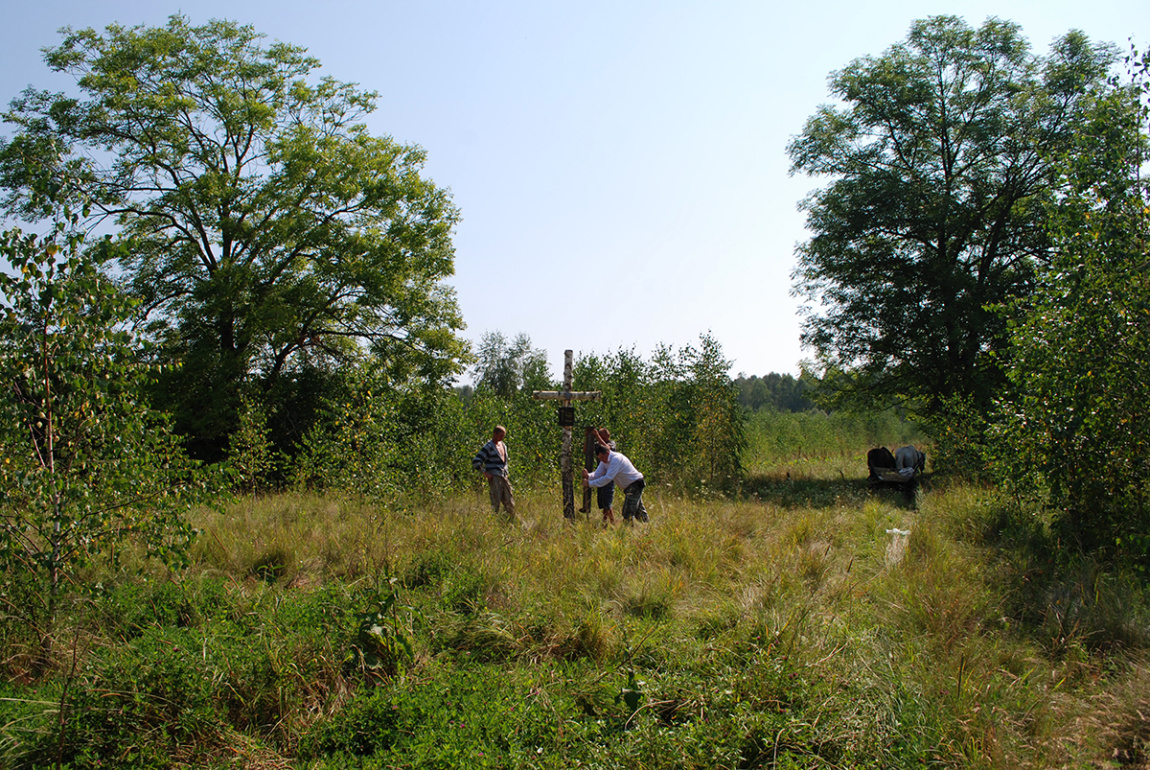 Krzyż stoi w Tchorach.