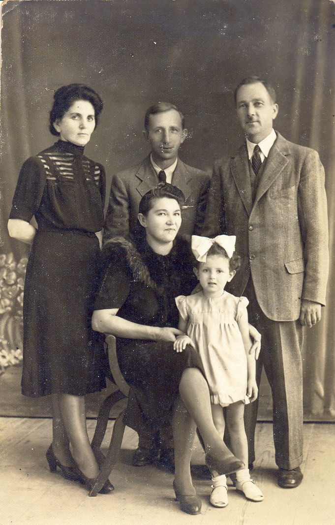 Ян Шабельський (справа) – керівник польської самооборони в Гуті Степанській. Фото зроблене осінню 1943 р..jpg