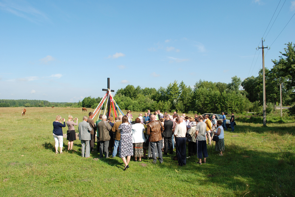 Krzyż uroczyście poświęcił ks. Kazimierz Brzozowski z Kanady i o. Stepan Dmytrowycz Szomonka ze Stepania.jpg