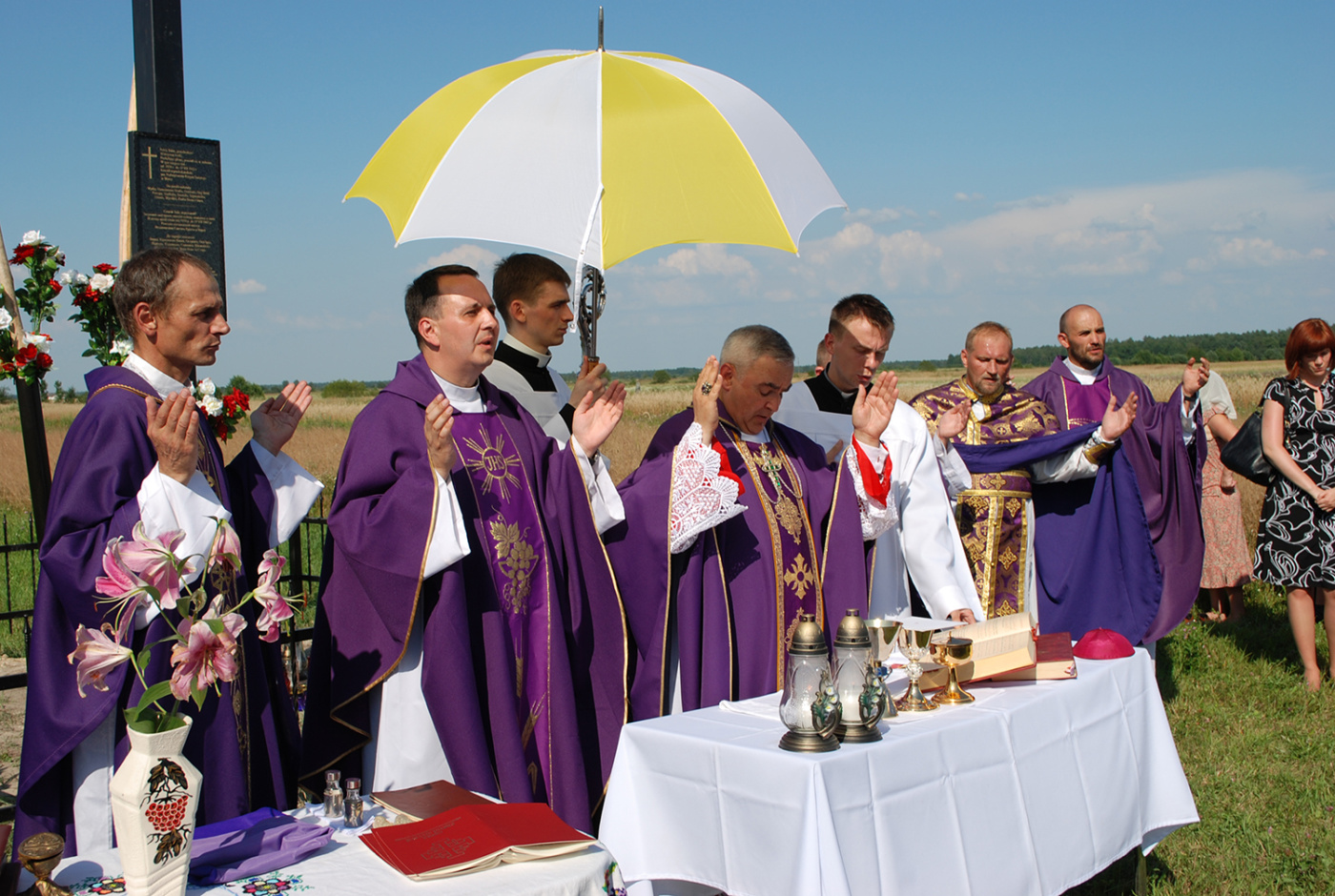 Хрест освятив тодішній ординарій Луцької дієцезії, єпископ Маркіян Трофим’як.jpg