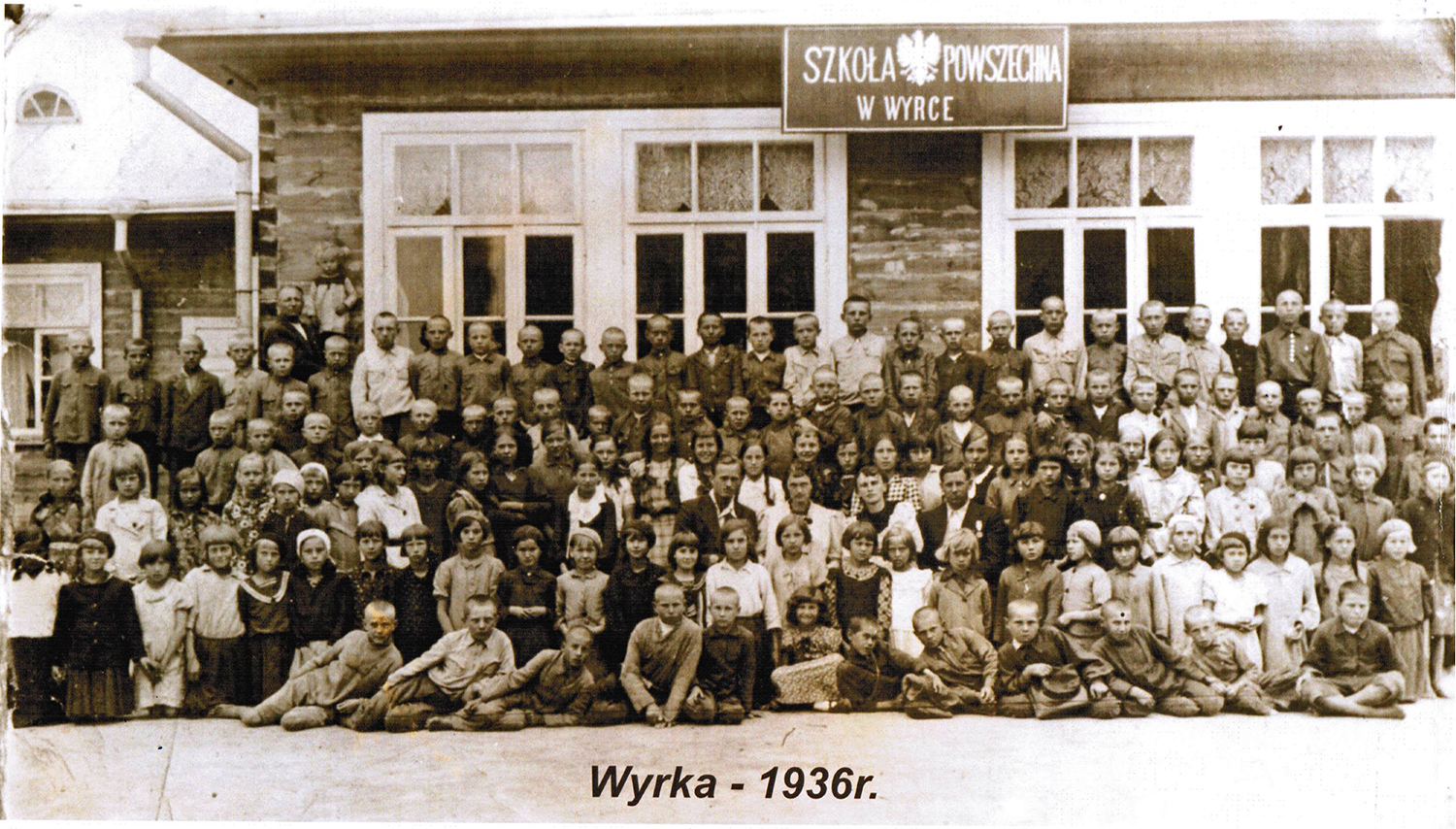 Частина дітей, які ходили до школи у Вирці.jpg