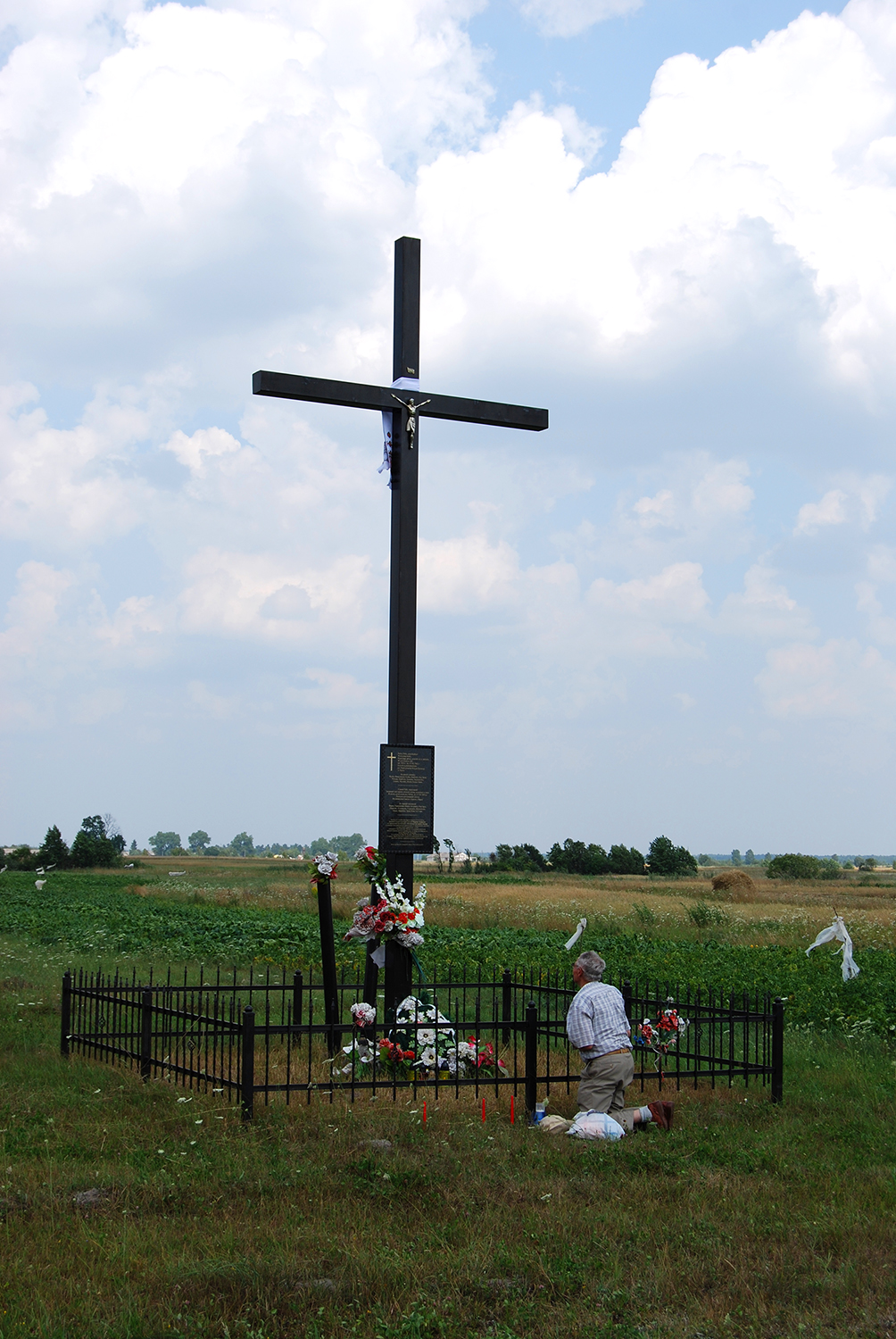 Pod krzyżem modli się śp. Jan Domański. Powiedział mi, że już może spokojnie umierać i za kilka tygodni to się stało.jpg