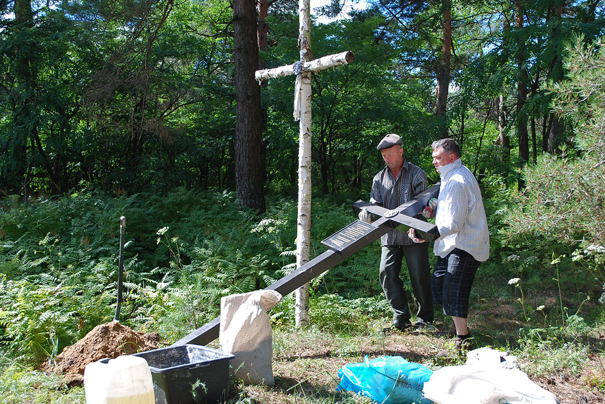 Ставимо новий хрест. Липень 2017 р.jpg