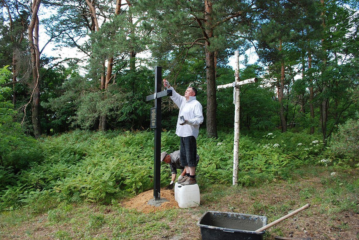 Praca przy krzyżu.jpg