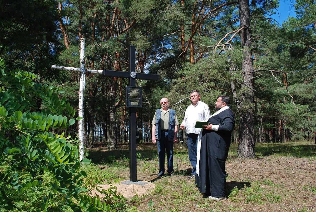 Krzyż i cmentarz poświęcił Ojciec Fiodor Borowiec.jpg