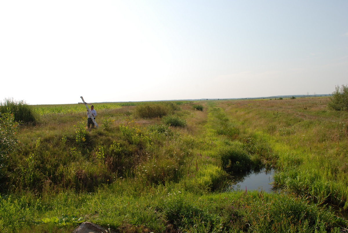 Podnoszę pierwszy krzyż.