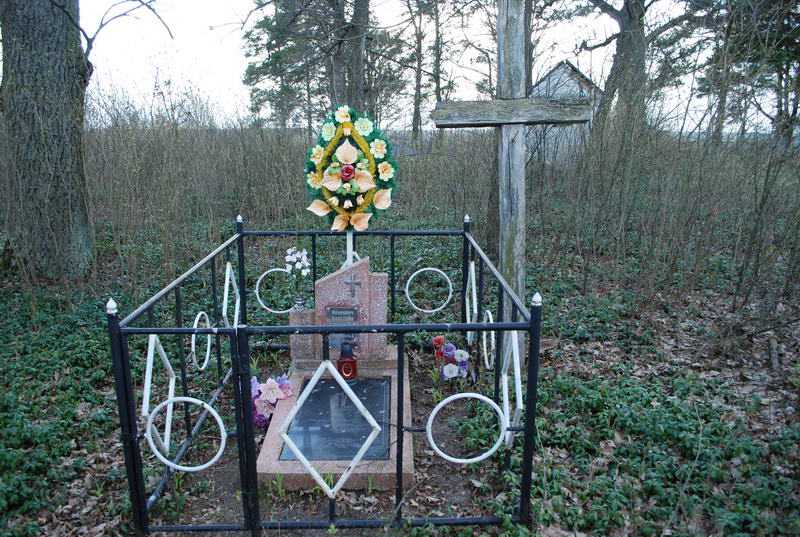 5. Grób śp. Bolesława Naumowicza i Romualda Sehena, lekarza, oficera WP.