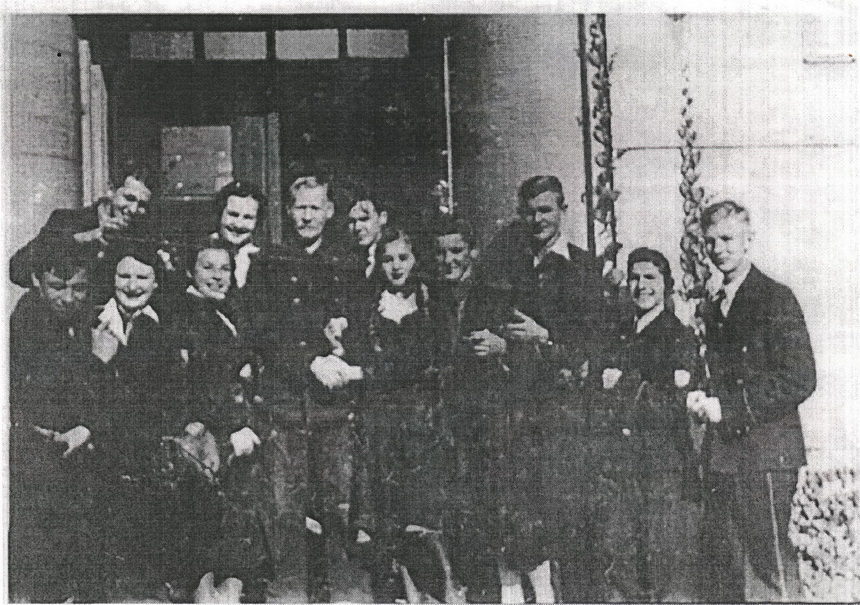 3. Перший клас Державної гімназії імені Тадеуша Костюшка в Луцьку. В центрі – завгосп Валентин Подригуля. 1934 р. Фото з книги «Із Варшави через Луцьк і Сибір, знову до Варшави».