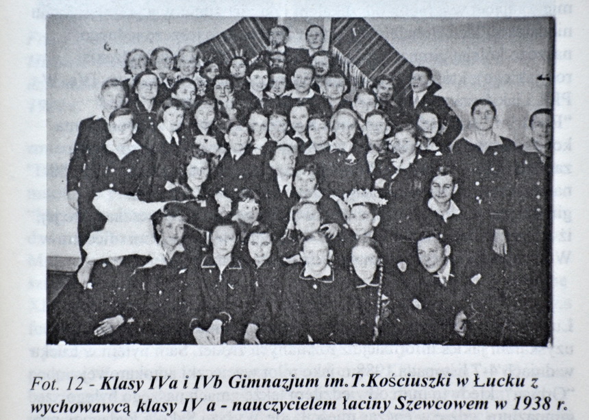 6. Класи IVa i IVb Державної гімназії імені Тадеуша Костюшка в Луцьку я вихователем класу IVa, вчителем латинської мови Шевцовим у 1938 р. Фото з книги «Із Варшави через Луцьк і Сибір, знову до Варшави».
