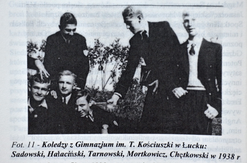 7. Учні Державної гімназії імені Тадеуша Костюшка в Луцьку: Фред Садовський, Пшемек Галацінський, Марек Морткович, Здіслав Хентковський у 1938 р. Фото з книги «Із Варшави через Луцьк і Сибір, знову до Варшави».