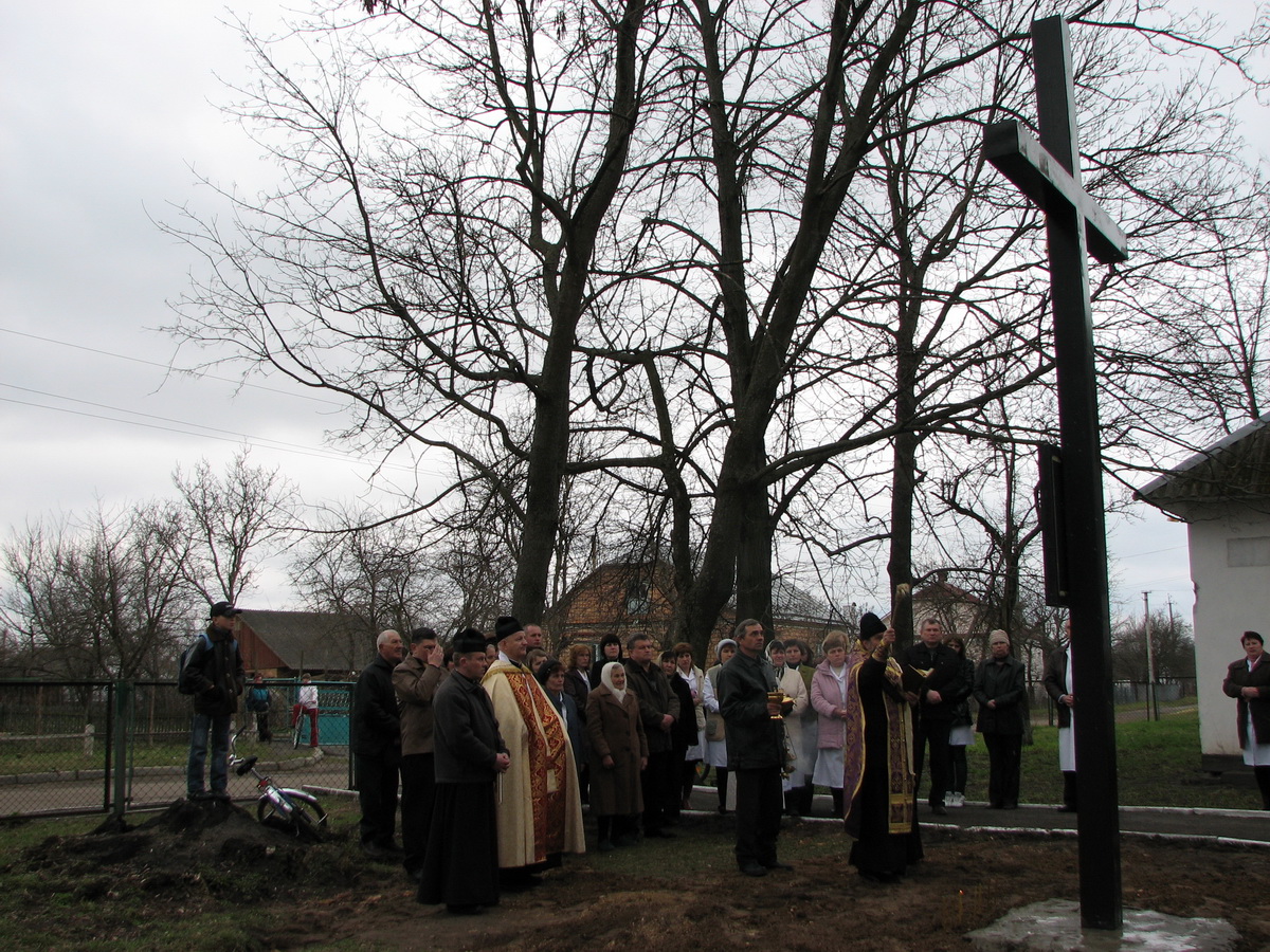 7. Krzyż poświęcili o. Stepan Szomonka i ks. Tadeusz Bazan.