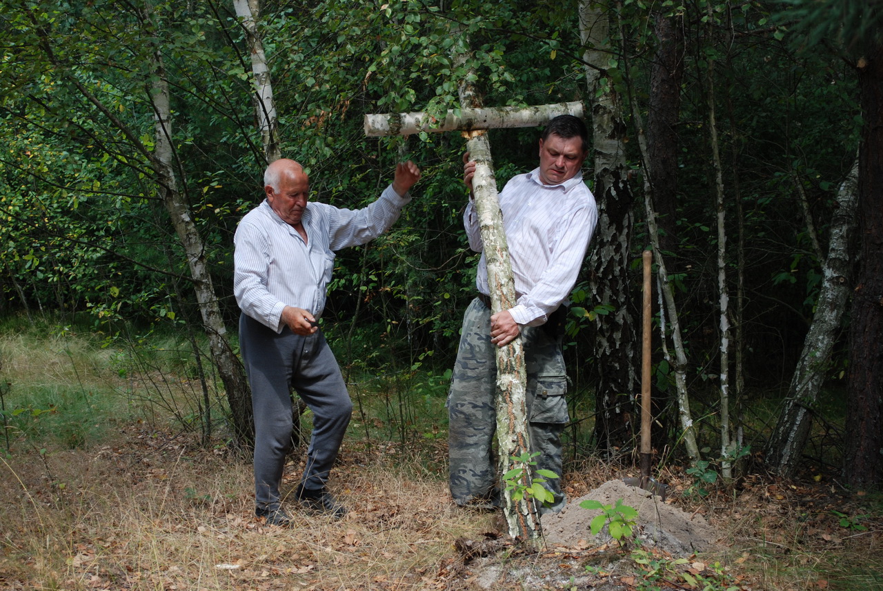 5. Ставимо хрест на місці поховання Станіслава Брусила.