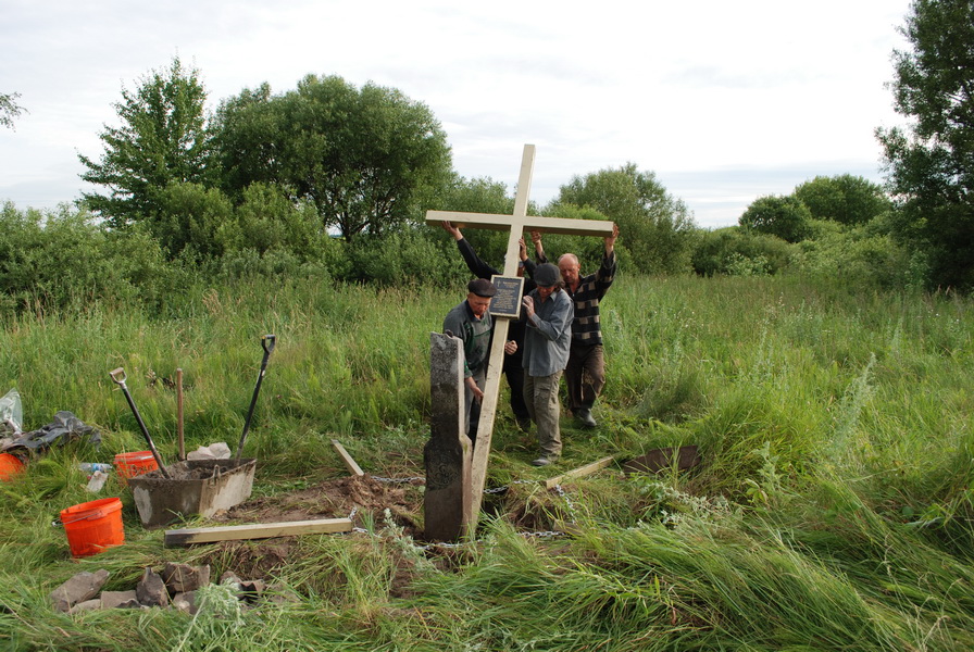 3. Stawiamy przy zniszczonym krzyżu nowy.